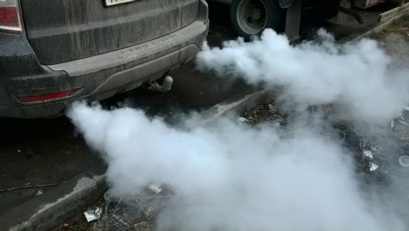 белый дым из выхлопной трубы бензинового двигателя